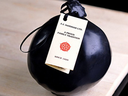 Lancashire Black Bomb 200g Waxed